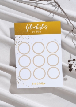 Preview: Personalisierte Rubbellos-Karte mit Namen – Glückslos mit 9 Rubbelfeldern als Geschenkidee Preview: Personalisierte Rubbelkarte mit dem Namen „Tobias“ im gold-weißen Design mit neun leeren Rubbelfeldern. Die Karte liegt auf hellem Stoff mit dekorativem Zweig. Der obere Rand zeigt den Schriftzug „Glückslos“, unten steht „Finde 3 richtige“.