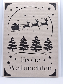 Handgefertigte Weihnachtskarte in Grau mit schwarzem Glitzerhintergrund. Filigranes Design mit dem Schlitten des Weihnachtsmanns, gezogen von drei Rentieren, umgeben von Sternen und Weihnachtsbäumen. Schriftzug 'Frohe Weihnachten' kunstvoll ausgeschnitten