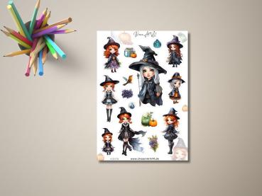 Aufkleber-Set mit verschiedenen Illustrationen von kleinen Hexen mit roten Haaren und schwarzen Hüten, zusammen mit Kürbissen und magischen Gegenständen, gestaltet von DreamArt VM, präsentiert auf einem Tisch mit Buntstiften und Bleistift.