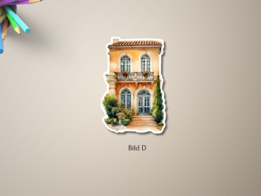 Aufkleber einer mediterranen Villa mit orangefarbener Fassade, Balkon im ersten Stock und blauen Türen, flankiert von hohen Zypressen. Bild D.