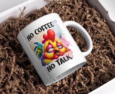 Weißer Kaffeebecher mit einem lustigen, müden Huhn und dem Text 'No coffee, no talk', präsentiert in einer Geschenkbox mit Papierfüllmaterial. Perfekt für humorvolle Kaffeeliebhaber als Geschenk.