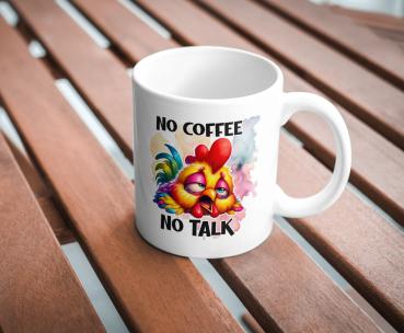 Weißer Kaffeebecher mit lustigem, müden Hühnerdesign und dem Text 'No coffee, no talk' auf einer Holzoberfläche. Ideal für Kaffeeliebhaber mit Sinn für Humor.
