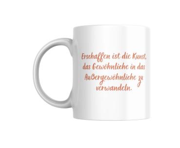 Weißer Kaffeebecher mit inspirierendem Spruch in deutscher Sprache: 'Erschaffen ist die Kunst, das Gewöhnliche in das Außergewöhnliche zu verwandeln.' Perfekt für kreative Menschen und Kunstliebhaber.