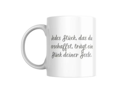 Weißer Kaffeebecher mit inspirierendem Spruch in deutscher Sprache: 'Jedes Stück, das du erschaffst, trägt ein Stück deiner Seele.' Perfekt für kreative Menschen und Kunsthandwerker.