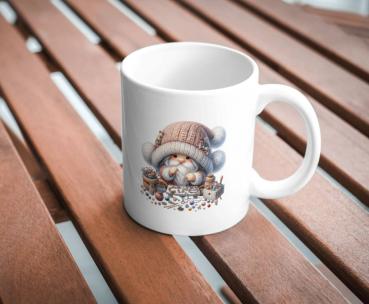 Weiße Tasse mit einem süßen Gnommotiv, abgebildet auf einer Holzbank im Freien. Der Gnom trägt eine gestrickte Mütze und ist umgeben von Bastelmaterialien wie Perlen und Nadeln. Ein charmantes Design für Handarbeits- und Bastelfans.