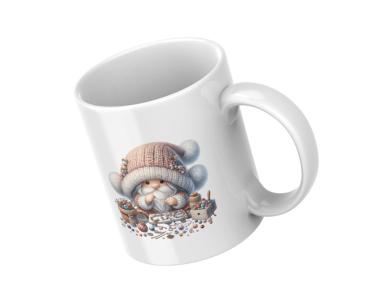 Weiße Tasse mit einem niedlichen Gnommotiv. Der Gnom trägt eine große, gestrickte Mütze und sitzt zwischen Bastelmaterialien wie Perlen, Nadeln und Garn. Perfektes Design für kreative Köpfe oder Liebhaber von Handarbeiten.