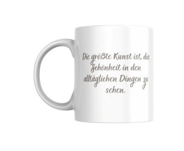 Weiße Tasse mit der Aufschrift 'Die größte Kunst ist, die Schönheit in den alltäglichen Dingen zu sehen.' Ein inspirierender Spruch in eleganter Schrift, ideal für kreative Menschen und Kunstliebhaber.
