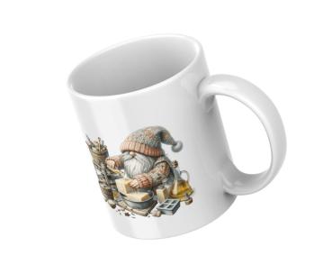 Weißer Keramikbecher mit einem Motiv eines Gnoms in gestricktem Pullover und Mütze, der in einer Werkstatt handgemachte Seife herstellt. Der Becher eignet sich ideal als Geschenk für Liebhaber von Handwerkskunst und Kreativität.
