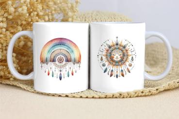 Preview: Boho-Tasse mit Regenbogen- und Sonnengesicht – Personalisiert Preview: Zwei weiße Keramikbecher mit boho-inspirierten Motiven: Der linke Becher zeigt einen Regenbogen mit feinen Mandala-Details und hängenden Federn, der rechte Becher ein Sonnengesicht, umgeben von Blatt- und Federornamenten. Ideale Geschenkidee für Liebhaber