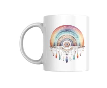 Preview: Boho-Tasse mit Regenbogen- und Sonnengesicht – Personalisiert Preview: Weißer Keramikbecher mit einem Boho-Regenbogenmotiv, verziert mit feinen Mandala-Details und hängenden Federn. Ein harmonisches Design, das ideal für Liebhaber spiritueller und boho-inspirierter Kunst ist.
