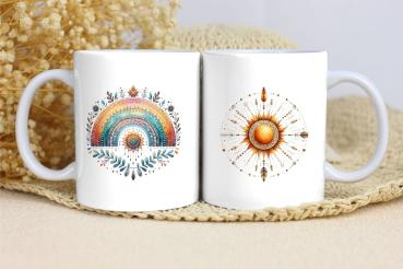 Preview: Boho-Tasse mit Regenbogen- und Sonnenornament – Personalisiert Preview: Zwei weiße Keramikbecher mit Boho-Motiven: Der linke Becher zeigt einen regenbogenfarbenen Mandala-Bogen mit floralen Details und Federn, der rechte Becher eine leuchtende Sonne mit detaillierten Pfeilen und Ornamenten. Perfekt als Geschenk für Liebhaber