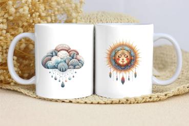 Preview: Boho-Tasse mit Wolken- und Sonnenmuster – Personalisiert Preview: Zwei weiße Keramikbecher mit Boho-Motiven: Der linke Becher zeigt eine dekorative Wolke mit Regentropfen in Pastellfarben, der rechte Becher eine leuchtende Sonne mit einem lächelnden Gesicht, umgeben von Federn und Ornamenten. Perfekt für Liebhaber des B