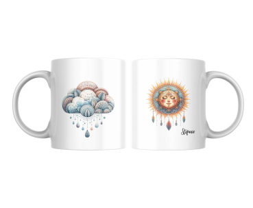Zwei weiße Keramikbecher mit Boho-Motiven: Der linke Becher zeigt eine dekorative Wolke mit Regentropfen in sanften Pastellfarben, der rechte Becher eine leuchtende Sonne mit einem lächelnden Gesicht, umgeben von Federn und dem Namen ‚Stefanie‘. Perfekt a