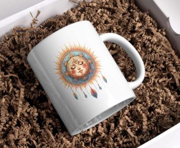 Preview: Boho-Tasse mit Wolken- und Sonnenmuster – Personalisiert Preview: Weißer Keramikbecher mit einem Boho-Sonnenmotiv, das ein lächelndes Gesicht inmitten von leuchtenden Strahlen, Federn und dekorativen Details zeigt. Der Becher liegt auf braunem Füllmaterial in einer Geschenkbox und ist ideal für Liebhaber spiritueller Sy