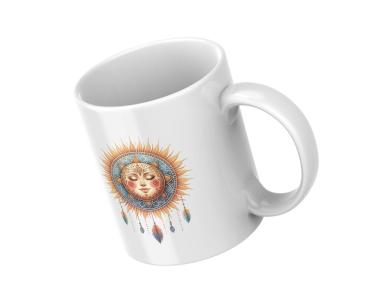 Weißer Keramikbecher mit einem Boho-Sonnenmotiv, das ein lächelndes Gesicht umgeben von leuchtenden Sonnenstrahlen und hängenden Federn zeigt. Ein harmonisches Design, perfekt für Liebhaber spiritueller Symbole und boho-inspirierter Kunst.