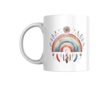 Weißer Keramikbecher mit einem farbenfrohen Boho-Regenbogenmotiv, verziert mit Federn und zarten Pflanzenmustern in warmen Tönen, perfekt für Liebhaber des spirituellen und ethnischen Designs.