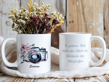 Personalisierte Tasse mit einer Illustration einer Kamera, verziert mit zarten Blumen. Perfekt als Geschenk für Fotografen und Fotografie-Enthusiasten.
