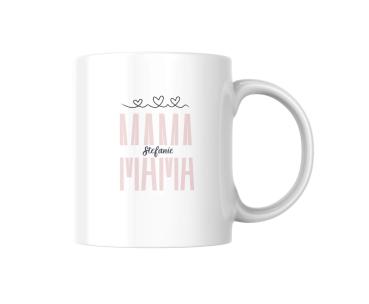 Weiße Tasse mit dem Schriftzug „MAMA“ in einem sanften Rosaton, mit dem Namen „Stefanie“ darunter in einer dunkleren Schrift. Oberhalb des Textes befinden sich drei kleine Herzen als Verzierung. Das Design ist schlicht und modern, perfekt als Geschenk für