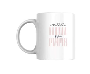Weiße Tasse mit dem Schriftzug „MAMA“ in einem sanften Rosaton, darunter der Name „Stefanie“ in dunklerer Schrift. Über dem Text sind drei kleine Herzen als Verzierung platziert. Das Design ist schlicht und elegant, ideal als Geschenk für Mütter.