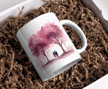 Preview: Personalisierte romantische Tasse – „Gemeinsam bis in die Ewigkeit“ mit Zitat über unendliche Liebe Preview: Weiße Tasse mit einem romantischen Aquarellmotiv eines Paares, das Hand in Hand unter rosafarbenen blühenden Bäumen spaziert. Ein zartes und stimmungsvolles Design, ideal als Geschenk für besondere Anlässe oder als Erinnerung an gemeinsame Momente.