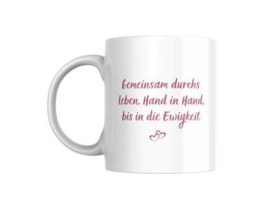Preview: Personalisierte romantische Tasse – „Gemeinsam bis in die Ewigkeit“ mit Zitat über unendliche Liebe Preview: Weiße Tasse mit romantischem Spruch in rosaner Schrift: ‚Gemeinsam durchs Leben, Hand in Hand, bis in die Ewigkeit‘ und zwei ineinandergreifenden Herzen darunter. Ein liebevolles Design, ideal als Geschenk für Paare.