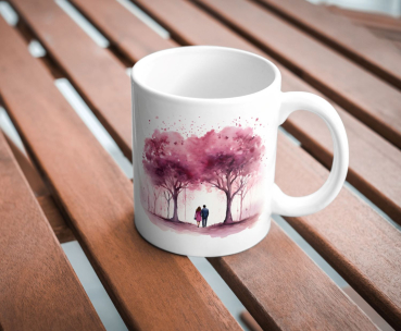 Weiße Tasse mit einem romantischen Aquarellmotiv eines Paares, das unter rosafarbenen Bäumen spaziert, auf einem Holztisch platziert. Ein zartes Design, ideal als Geschenk für besondere Anlässe oder als Erinnerung an romantische Momente.