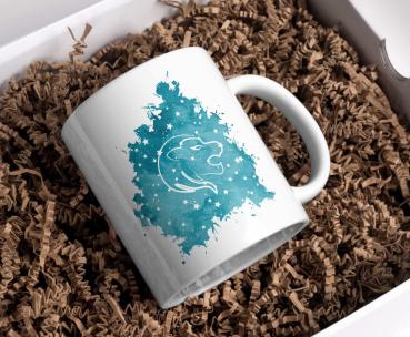 Preview: Personalisierte Sternzeichen-Tasse mit witzigen „Nährwertangaben“ – Ein einzigartiges Geschenk für Astrologie-Fans Preview: Weiße Tasse mit dem Sternzeichen-Symbol Löwe auf einem sternenklaren, türkisfarbenen Hintergrund. Ein perfektes, personalisierbares Geschenk für Astrologie-Fans und Liebhaber des Sternzeichens Löwe.