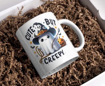 Preview: Halloween-Tassenkollektion – Gruselige & Lustige Designs | 5 Einzigartige Varianten Preview: Weiße Tasse mit Halloween-Design eines niedlichen Geistes in Hexenhut, der neben einem Kürbis sitzt, mit dem Text ‚Cute but Creepy‘. Verziert mit einem Seil, Sternen und Fledermäusen – perfekt für Halloween-Fans, die sowohl süße als auch gruselige Motive