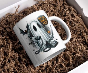 Preview: Halloween-Tassenkollektion – Gruselige & Lustige Designs | 5 Einzigartige Varianten Preview: Weiße Tasse mit Halloween-Motiv eines Geistes, der ein altes Telefon und ein Messer hält, mit der Sprechblase ‚No you hang up first‘. Umgeben von Fledermäusen und Sternen – humorvolles und gruseliges Design, ideal für Halloween.
