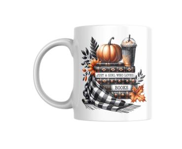 Preview: Herbst/Halloween Tasse für Bücherliebhaber - Just a Girl Who Loves Books Preview: Herbst-/Halloween-Tasse für Bücherliebhaber mit der Aufschrift 'Just a Girl Who Loves Books'. Die Tasse zeigt einen stilvollen Bücherstapel, dekoriert mit einem Kürbis, einem herbstlichen Getränk, Blättern und einem karierten Schal. Perfekt als Geschenk f
