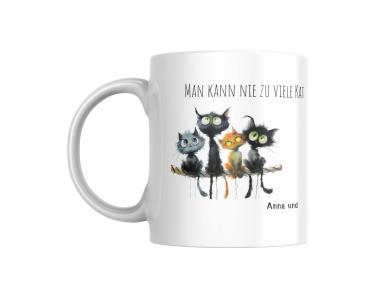 Personalisierte Keramiktasse für Katzenliebhaber mit vier niedlichen Katzen und dem Text 'Man kann nie zu viele Katzen haben'. Der Name 'Anna und' verleiht der Tasse eine individuelle Note.