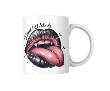 Preview: Halloween-Tasse „Bad Witch“ und „Halloween Yall“ Preview: Weiße Keramiktasse mit dem Halloween-Design 'Bad Witch'. Das Motiv zeigt große, glänzende schwarze Lippen mit einer herausgestreckten, funkelnden rosa Zunge, umgeben von kleinen Fledermäusen. Der Schriftzug 'Bad Witch' ist darüber angebracht, ideal für Ha