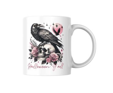 Weiße Tasse mit Halloween-Design: Ein detailreicher schwarzer Rabe sitzt auf einem Totenkopf, der von rosafarbenen Rosen und Blättern umgeben ist. Im Hintergrund ist ein rosa Mond zu sehen, vor dem ein fliegender Rabe erscheint. Der Schriftzug 'Halloween