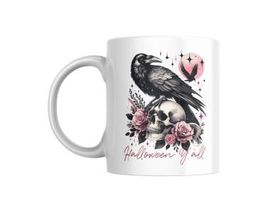 Weiße Tasse mit einem Halloween-Design: Ein detailreich gezeichneter schwarzer Rabe sitzt auf einem Totenkopf, der von rosafarbenen Rosen und Blättern umgeben ist. Im Hintergrund ist ein rosa Mond zu sehen, vor dem ein fliegender Rabe erscheint. Der Schri