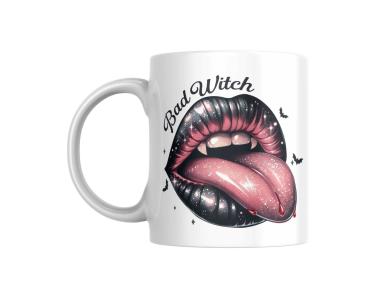 Preview: Halloween-Tasse „Bad Witch“ und „Halloween Yall“ Preview: Weiße Tasse mit dem Halloween-Motiv 'Bad Witch'. Das Design zeigt große, glänzende Lippen in Schwarz und Rosa mit herausgestreckter Zunge und Glitzer-Effekt, umgeben von kleinen Fledermäusen. Der Schriftzug 'Bad Witch' ist darüber platziert. Perfekt für H