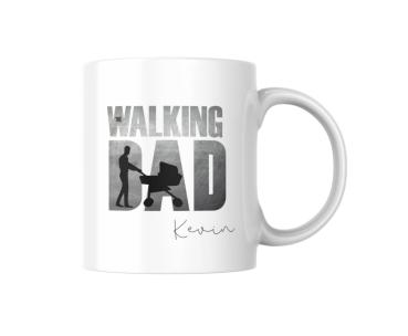 Eine weiße Tasse mit dem Schriftzug "The Walking Dad" zeigt die Silhouette eines Vaters, der einen Kinderwagen schiebt. Unter dem Motiv steht der Name "Kevin". Die Tasse hat ein modernes Design und eignet sich hervorragend als persönliches Geschenk für Vä