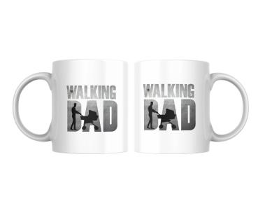 Zwei weiße Tassen mit dem Schriftzug "The Walking Dad". Die Tassen zeigen eine moderne und schlichte Gestaltung mit einer Silhouette eines Vaters, der einen Kinderwagen schiebt. Der Schriftzug ist auffällig und sorgt für einen humorvollen Touch, ideal für