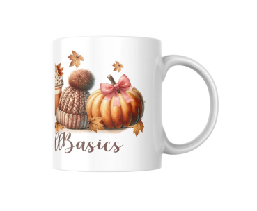 Preview: Herbsttasse mit gemütlichem Design - #FallBasics Preview: Eine weiße Keramiktasse mit herbstlichen Motiven, einschließlich einer orangefarbenen Kürbis mit rosa Schleife, einer gestrickten Mütze mit Pompon, und einem Becher mit Sahne. Bunte Herbstblätter umgeben die Tasse und der Schriftzug