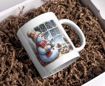 Preview: Weihnachtstasse mit Schneemann und Winterfenster-Motiv Preview: Weihnachtstasse mit Schneemann, der am Fenster steht und eine Tasse Kakao hält, umgeben von Tannenzapfen und Plätzchen. Die Tasse vermittelt winterliche Gemütlichkeit und ist perfekt für die Festtagssaison.