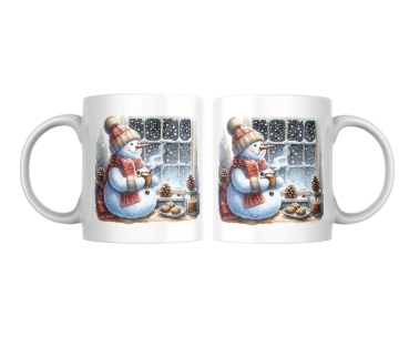 Preview: Weihnachtstasse mit Schneemann und Winterfenster-Motiv Preview: Weihnachtstasse mit Schneemann-Motiv auf beiden Seiten. Der Schneemann steht am Fenster mit einer Tasse Kakao, umgeben von Tannenzapfen und Plätzchen, während draußen Schnee fällt. Perfekt für winterliche Heißgetränke und weihnachtliche Stimmung.
