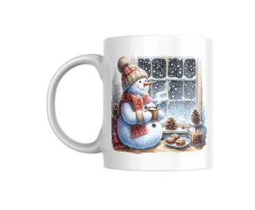 Weihnachtstasse mit einem Schneemann, der am Fenster steht und eine Tasse Kakao hält, umgeben von Tannenzapfen und Plätzchen. Das Design vermittelt eine gemütliche Winteratmosphäre und ist ideal für die Weihnachtszeit.