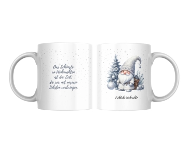 Preview: Personalisierte Weihnachtstasse mit Zitat Preview: Weihnachtstasse mit einem Gnomenmotiv und dem Text 'Fröhliche Weihnachten'. Auf der Rückseite steht der Spruch: 'Das Schönste an Weihnachten ist die Zeit, die wir mit unseren Liebsten verbringen.' Der Gnom trägt eine graue Mütze und ist von winterlicher D
