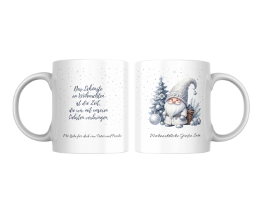 Weihnachtstasse mit einem winterlichen Gnom und persönlichem Text. Die eine Seite zeigt den Gnom mit dem Text 'Weihnachtliche Grüße, Sara', während die andere Seite den Spruch 'Das Schönste an Weihnachten ist die Zeit, die wir mit unseren Liebsten verbrin
