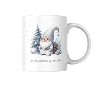 Weihnachtstasse mit einem winterlichen Gnom, umgeben von einem Weihnachtsbaum, Tannenzapfen und Weihnachtskugeln. Der Text 'Weihnachtliche Grüße, Sara' verleiht der Tasse eine persönliche Note, ideal für die festliche Jahreszeit.