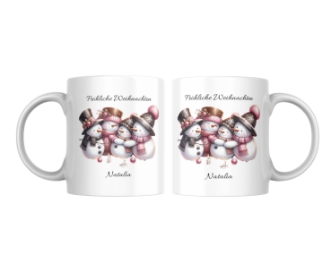 Preview: Personalisierte Tassen Fröhliche Weihnachten Preview: Personalisierte Weihnachtstasse mit einer fröhlichen Schneemannfamilie in winterlicher Kleidung. Oben steht der Text 'Fröhliche Weihnachten', und darunter ist der Name 'Natalia' personalisiert. Die Tasse zeigt das gleiche Motiv auf beiden Seiten und ist i
