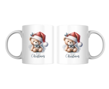 Weihnachtstasse mit einem niedlichen Teddybär, der eine Weihnachtsmütze trägt und von Stechpalmenzweigen dekoriert ist. Der Text 'Merry Christmas' ergänzt das festliche Design, das auf beiden Seiten der Tasse zu sehen ist. Perfekt für weihnachtliche Stimm