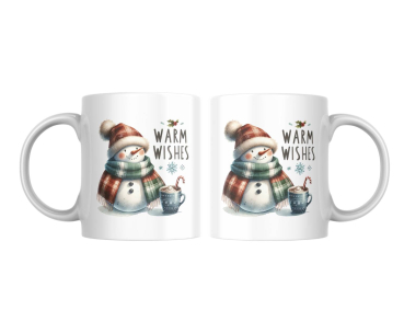 Zwei weiße Keramiktassen mit dem Motiv „Warm Wishes“, auf denen ein lächelnder Schneemann mit kariertem Schal und Mütze zu sehen ist. Neben dem Schneemann steht eine Tasse heißer Schokolade mit Sahne und einer Zuckerstange.