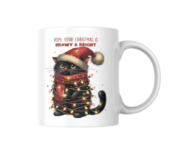 Weiße Tasse mit festlichem Design: Eine schwarze Katze trägt eine rote Weihnachtsmütze und einen dicken roten Schal und ist in eine leuchtende Lichterkette gewickelt. Darüber steht der Text 'Hope your Christmas is Meowy & Bright'. Perfektes Geschenk für K