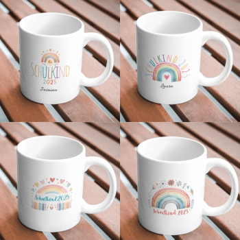 Vier personalisierte Tassen „Schulkind 2025“ im Vergleich: Design A mit Regenbogen und Sonne, Design B mit Herz-Regenbogen, Design C mit pastellfarbenen Herzchen, Design D mit floralen Elementen – alle auf einem Holztisch fotografiert.