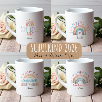 Preview: Vier Designbeispiele der personalisierten Tasse „Schulkind 2026“ im Vergleich: Design A mit Regenbogen und Sonne, Design B mit Herz-Regenbogen, Design C mit pastellfarbenen Herzchen und Design D mit floralen Elementen – alle auf weißer Keramiktasse mit Ro
